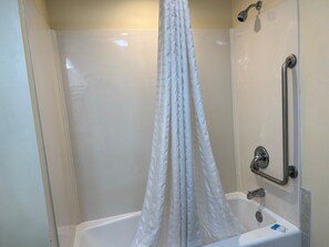 Haartrockner, Handtücher, Shampoo, Toilettenpapier