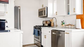 Refrigerador, microondas, horno y parrilla de estufa