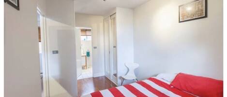 1 chambre, fer et planche à repasser, Wi-Fi, draps fournis