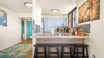 Frigorifero, microonde, forno, piano cottura