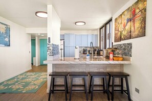 Een koelkast, een microgolfoven, een oven, een kookplaat