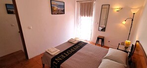 1 slaapkamer, een strijkplank/strijkijzer, gratis wifi, beddengoed