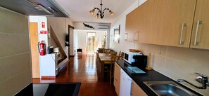 Een koelkast, een magnetron, een oven, een kookplaat