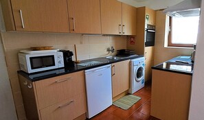 Een koelkast, een magnetron, een oven, een kookplaat