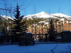 Property grounds - Prime Ski Season March 19 - 26th, 2 Bedroom Suite Grand Timber Lodge, sleeps 8 (Breckenridge)