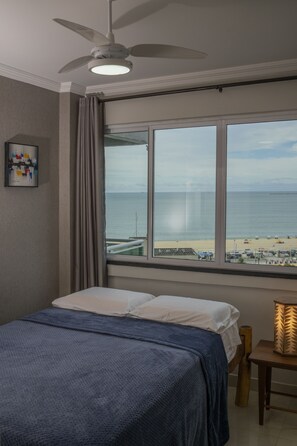 Appartamento Deluxe, 3 camere da letto, vista mare | 3 camere, postazione laptop, tende oscuranti, ferro/asse da stiro