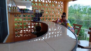 A table with a glass top, surrounded by a wooden lattice structure. - Holiday House at Villa Montego (Montego Bay)