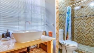 Ensemble douche/baignoire, sèche-cheveux, bidet, serviettes fournies