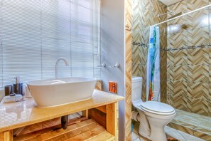 Combined shower/bathtub, hair dryer, bidet, towels