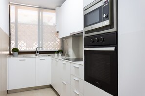 Fridge, microwave, oven, coffee/tea maker