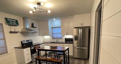 Pet friendly 2/1 home - 1 block to downtown Shiner