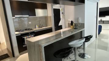 Refrigerador, microondas, horno y parrilla de estufa