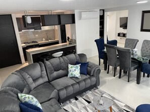 TV connectée, table de tennis de table, chaîne hi-fi