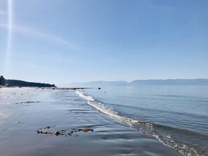 Ubicación cercana a la playa y tumbonas