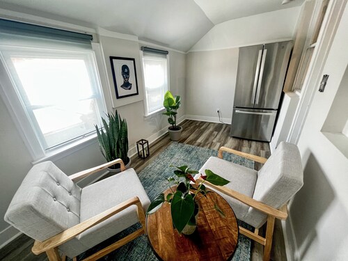 A luxury vintage condo close to lakefront and minutes from downtown!