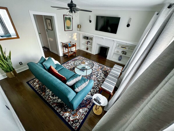 Smart TV, books, stereo