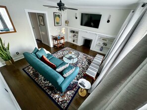 Smart TV, libros, estéreo