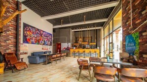 Un interior moderno con barra, asientos y obras de arte.