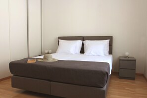 2 bedrooms, iron/ironing board, free WiFi, bed sheets - Downtown apartment Renny in the heart of the city. (Split)