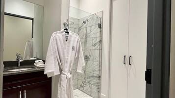 Een douche, gratis toiletartikelen, een haardroger, badjassen