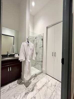Dusche, kostenlose Toilettenartikel, Haartrockner, Bademäntel