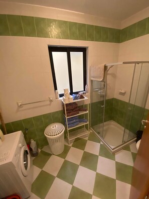 Douche, serviettes fournies, savon, papier toilette