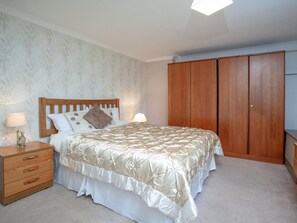 3 多间卧室、免费 WiFi、床单