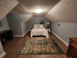 4 bedrooms, desk, travel cot, WiFi