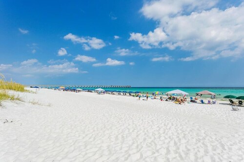 Pearl Breeze: Beachy 2 bed/ 2 bath located directly on majestic Navarre Beach!