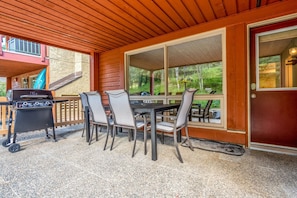 Outdoor dining - Fully RENOVATED Studio | Ski In/Ski Out: Closest Condo to Lift | Pool & Hot Tubs (Panorama)