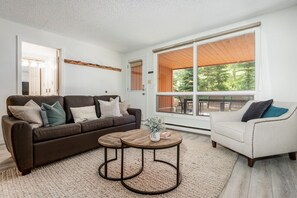 Smart TV - Fully RENOVATED Studio | Ski In/Ski Out: Closest Condo to Lift | Pool & Hot Tubs (Panorama)