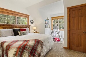 4 bedrooms, iron/ironing board, travel cot, free WiFi - Comfy Cabin with 4 King Suites Near SDC & Golf  > Infinity Game Table (Branson West)