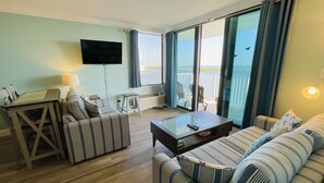 Premier-Apartment, 1 King-Bett und Schlafsofa | Wohnbereich | 38-Zoll-Flachbildfernseher mit Kabelempfang, Fernseher