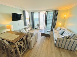 Leilighet – premier, 1 kingsize-seng med sovesofa | Oppholdsområde | En 38-tommers Flatskjerm-TV med kabel-kanaler samt TV