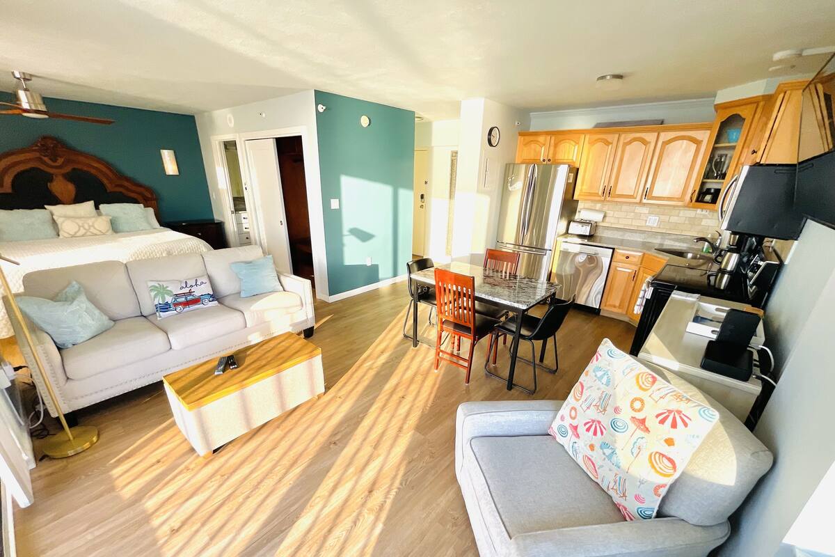 Premier Studio Suite, 1 King Bed | Living area | 38-inch flat-screen TV with cable channels, TV