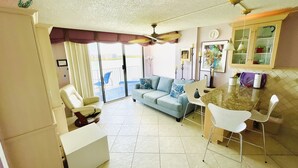 Premier-Apartment, 1 King-Bett und Schlafsofa | Wohnbereich | 38-Zoll-Flachbildfernseher mit Kabelempfang, Fernseher