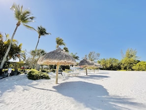 Privat strand, vit sandstrand, solstolar och strandhanddukar