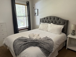 4 habitaciones, escritorio y tabla de planchar con plancha