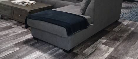 Älytelevisio, takka, kirjoja