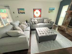 Smart-tv, een open haard en een videogameconsole