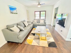 Smart-tv, een open haard en een videogameconsole