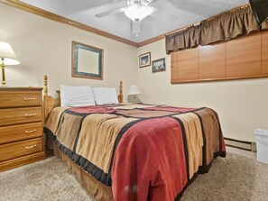 1 bedroom, desk, free WiFi, bed sheets