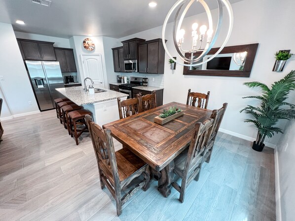 Dining - ⭐️Enjoy Las Cruces at this Colorful Rustic Home 3BR (Las Cruces)