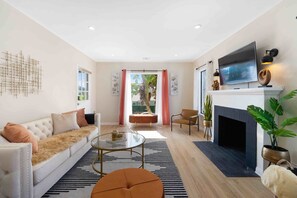 Smart TV, chimenea y estéreo 