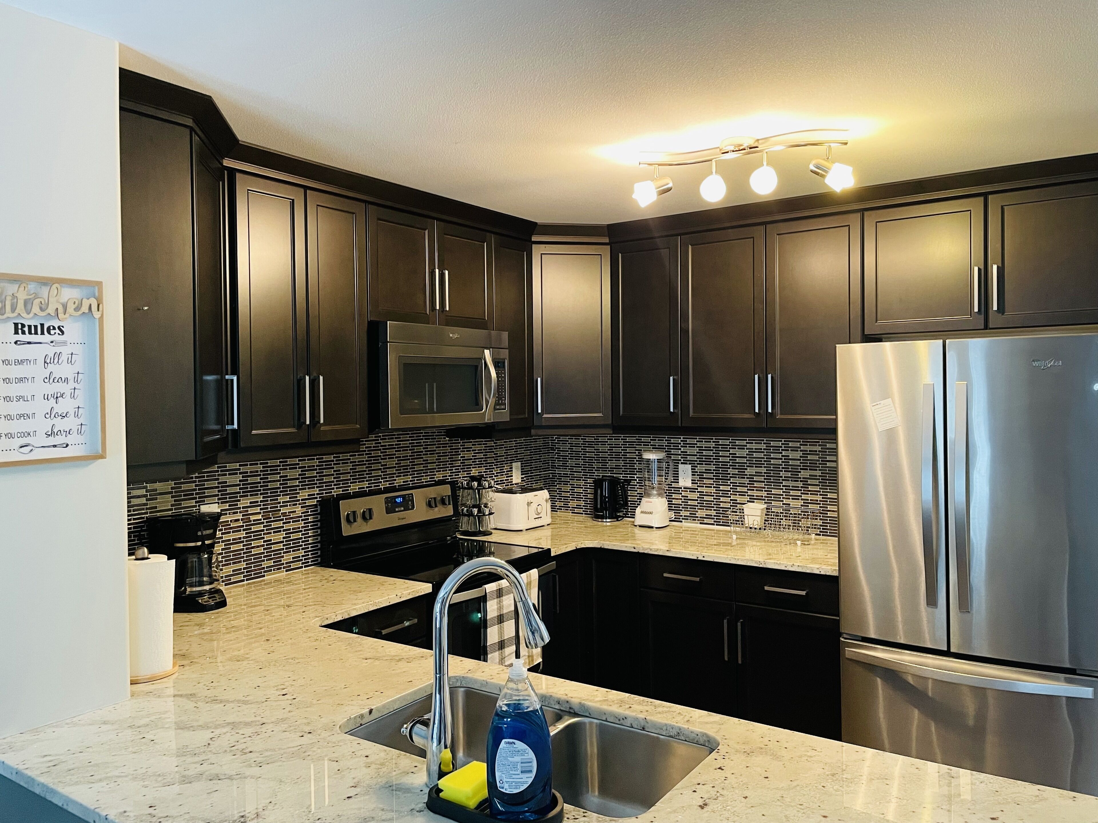 Kjøleskap, mikrobølgeovn, ovn og kokeplater