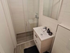 Dusche, Haartrockner, Toilettenpapier