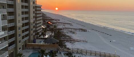 Alberca techada y alberca al aire libre