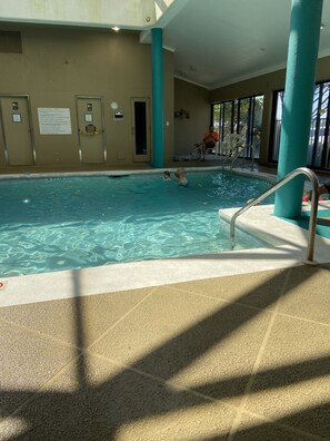 Una piscina cubierta, una piscina al aire libre
