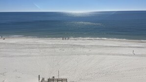 Una playa con cielo despejado y mar tranquilo.