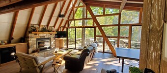 Innsbrook Falls Hideaway - Roomy lakefront Chalet w/ spacious deck & firepit